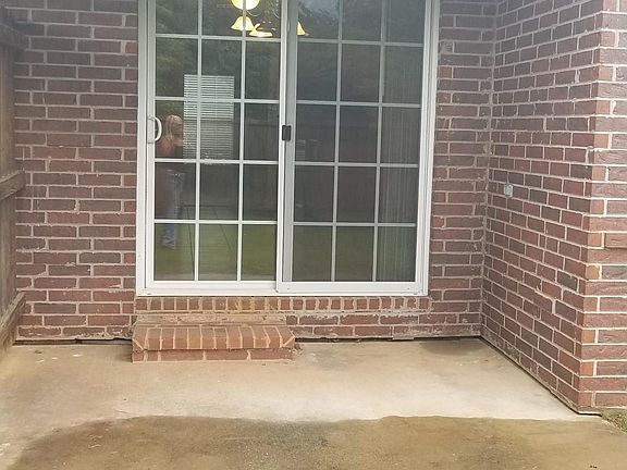 2nd image of 866 Oakwood Ln
