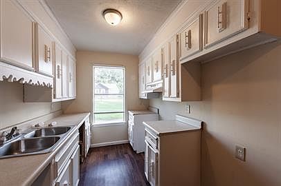 3rd image of 63 Carolane Dr #L