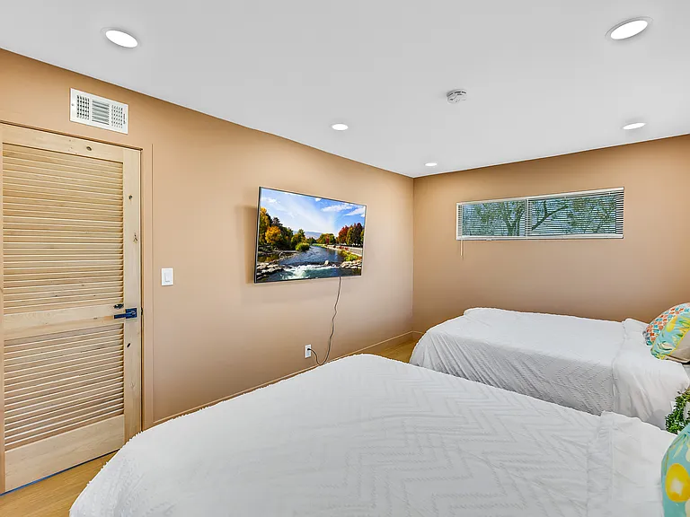 1080 River Dr — Photo 37