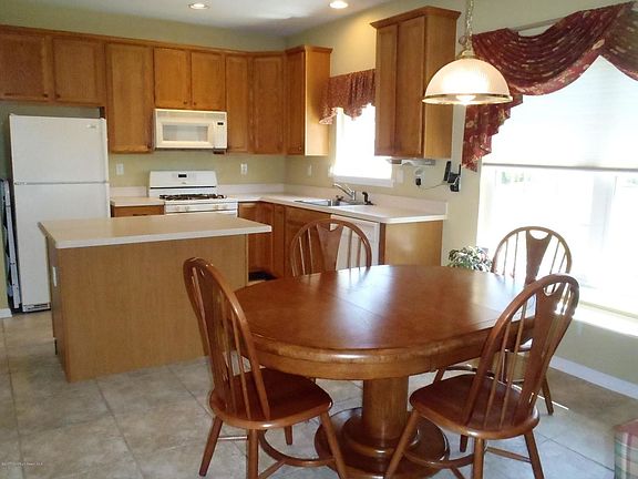 3rd image of 16 Verona Dr