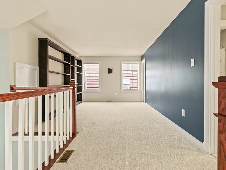 1112 Saxton Dr — Photo 7