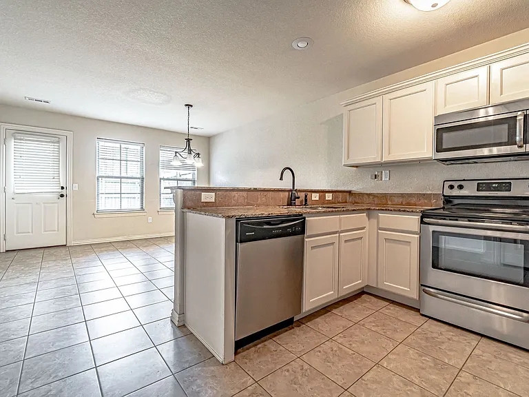 926 Kensington Dr — Photo 5