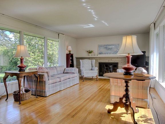 3rd image of 7510 Crest Dr NE
