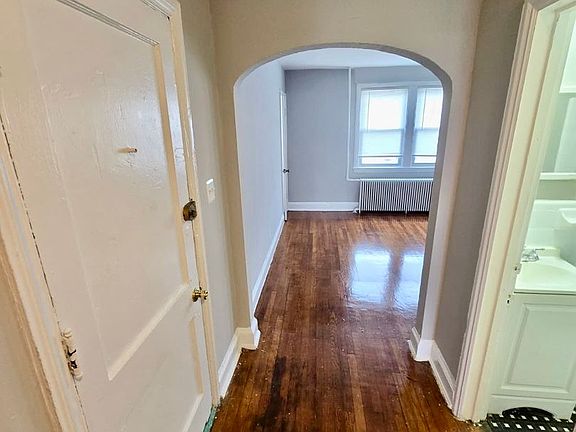 2nd image of 1237 Queen St NE