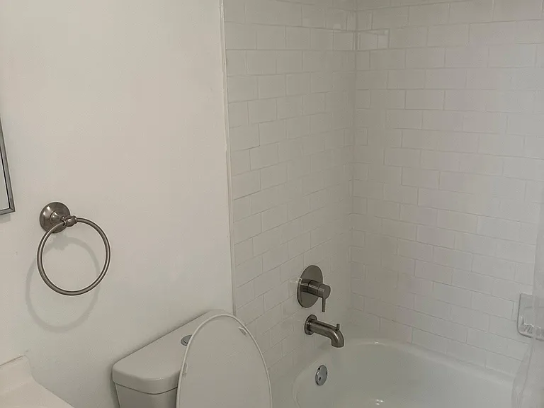 2623 S Dakota Ave NE — Photo 8