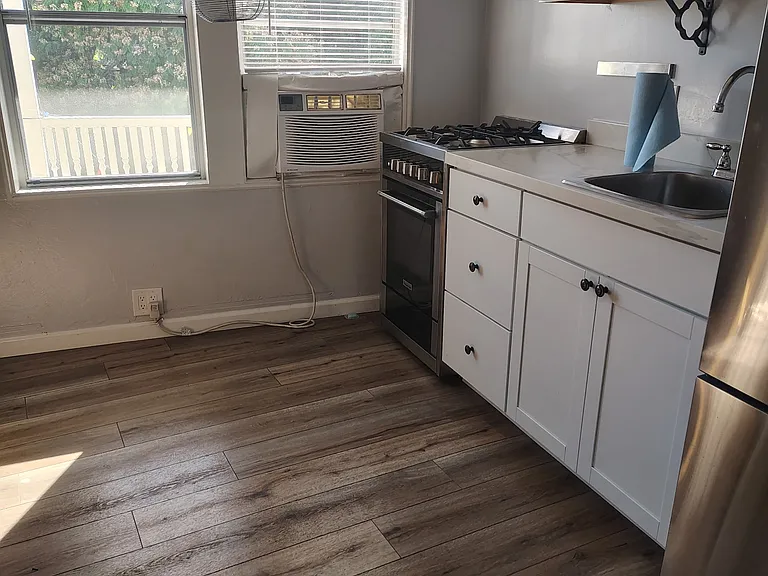 1005 Ferry St #D — Photo 18