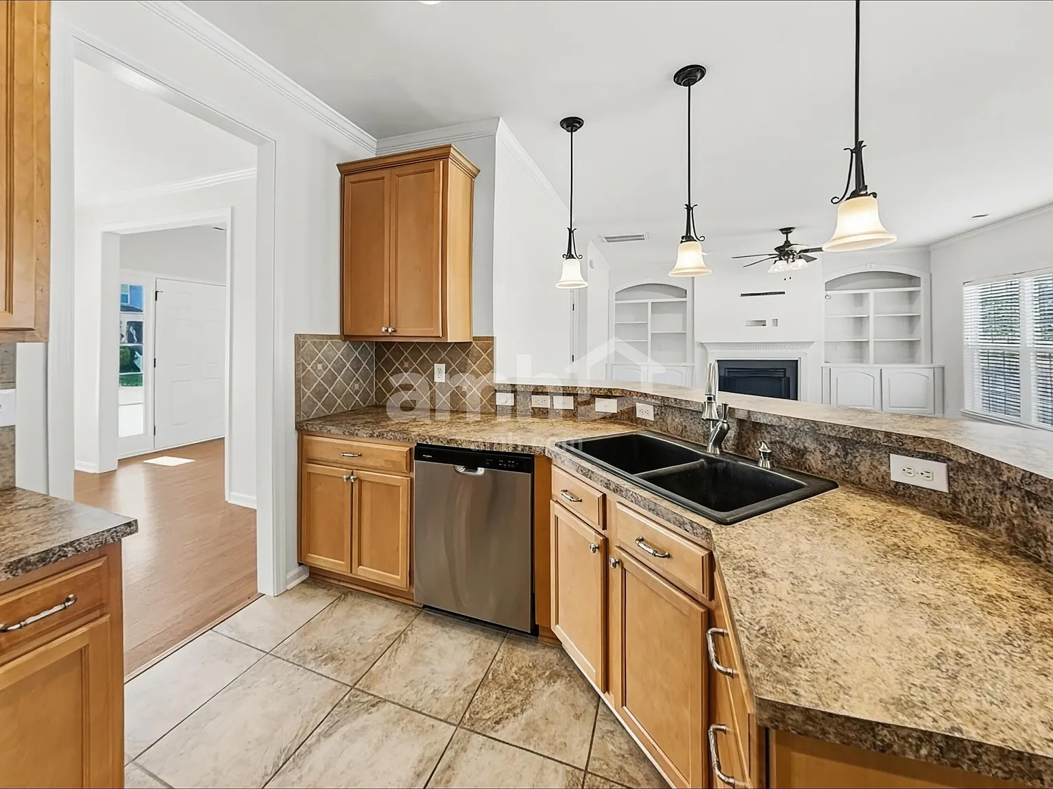5 bed, 2.5 bath, 2756 sqft, $2,685 — Photo 4