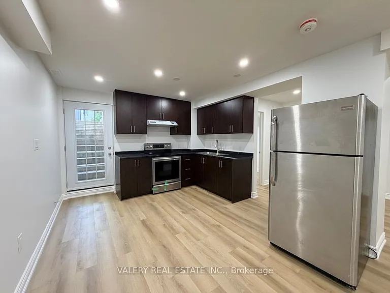1683 Moongate Cres #LOWER — Photo 9