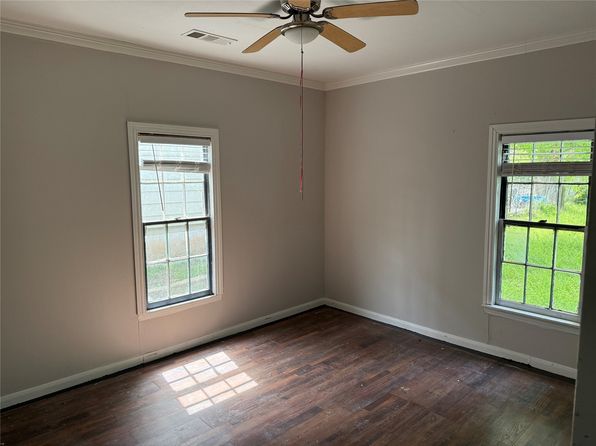 1204 E Tarrant St, Bowie, TX 76230