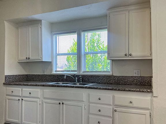 4th image of 2657 Dobinson St