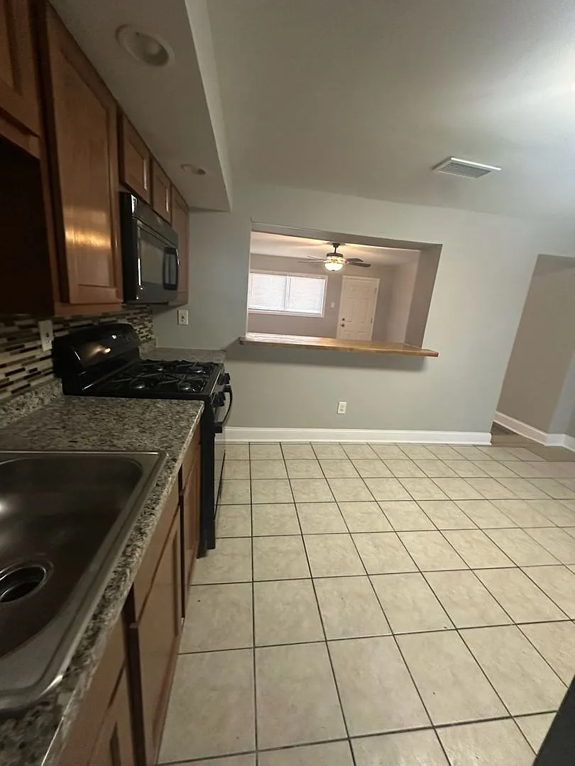 Charming 3 Bedroom Home in the Lakeland Neighborhood — Photo 4