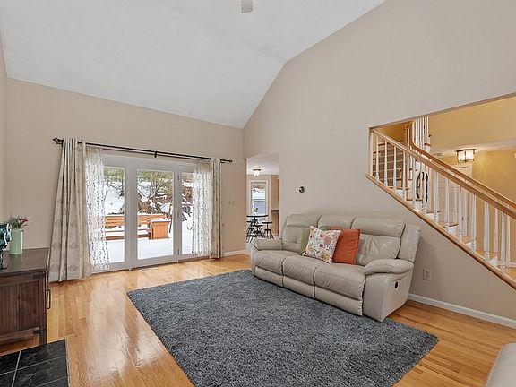 3rd image of 22 Thistle Hill Dr