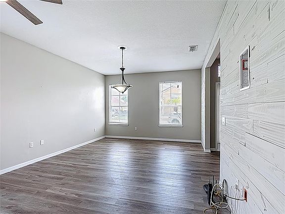 5th image of 799 Hacienda Cir