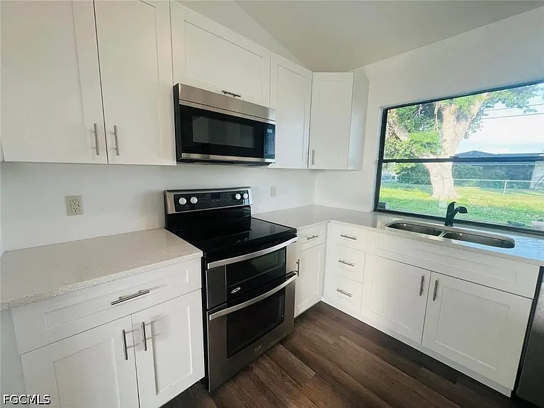 159 SE Santa Barbara Pl — Photo 5