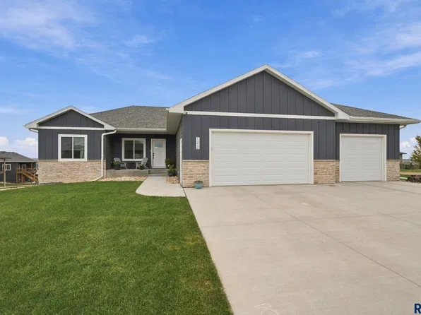 1512 W River Bend Cir, Brandon, SD 57005