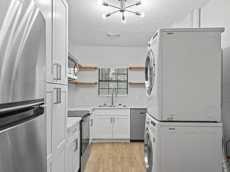 701 28th St #B — Photo 3