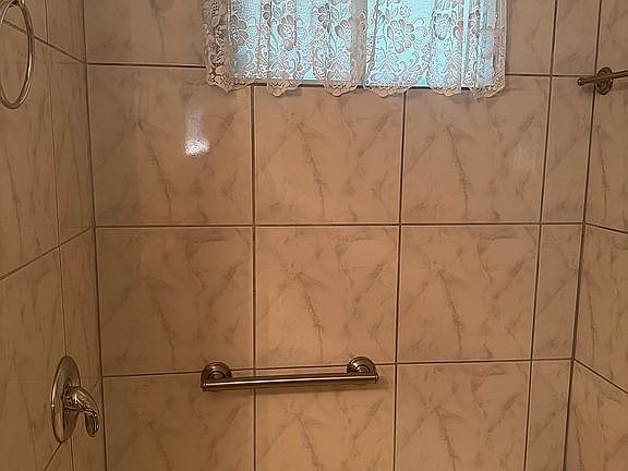 Shower/Bath great condition 