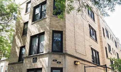 646 W Roscoe St Photo 1