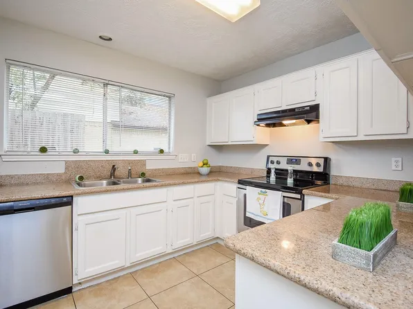 16806 Red Gully Dr, Sugar Land, TX 77498