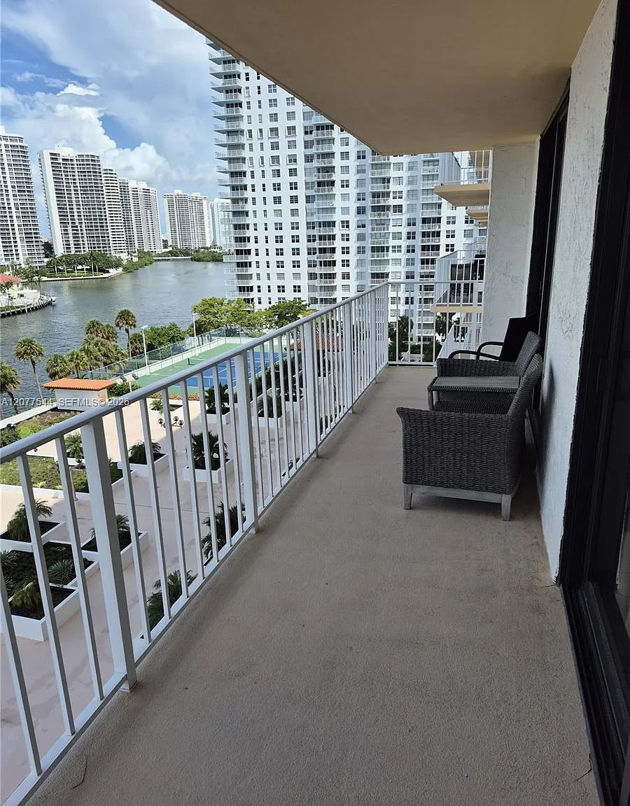 Winston Towers 700 Condo — Photo 3