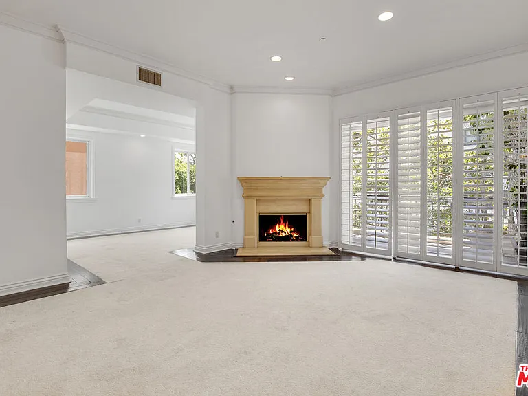 132 S Maple Dr #201 — Photo 1