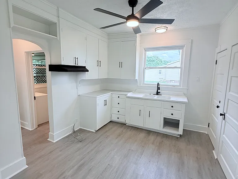 418 Sumner Ave — Photo 3
