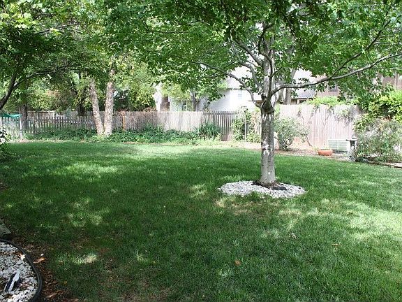 5th image of 10521 Flint St