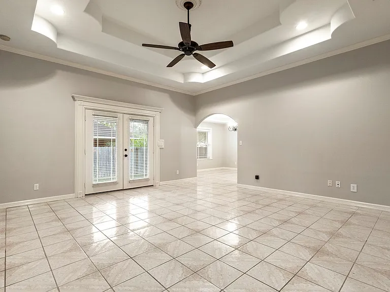 610 Violet Ln — Photo 4