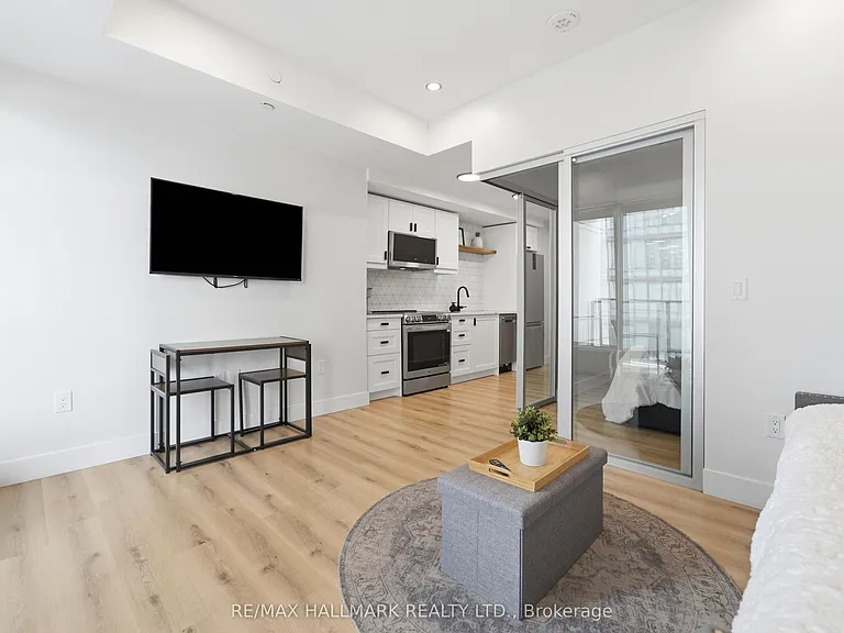 5 Wellington St S #1403 — Photo 5