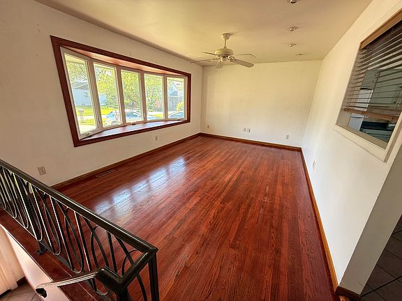 2nd image of 944 W 54th Pl