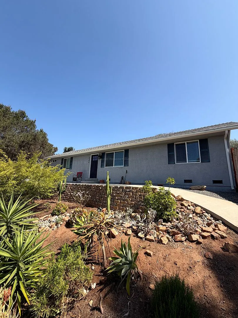 Beautiful 2 bed / 2 bath / 1276 sqft Home in Vista - Available NOW — Photo 1