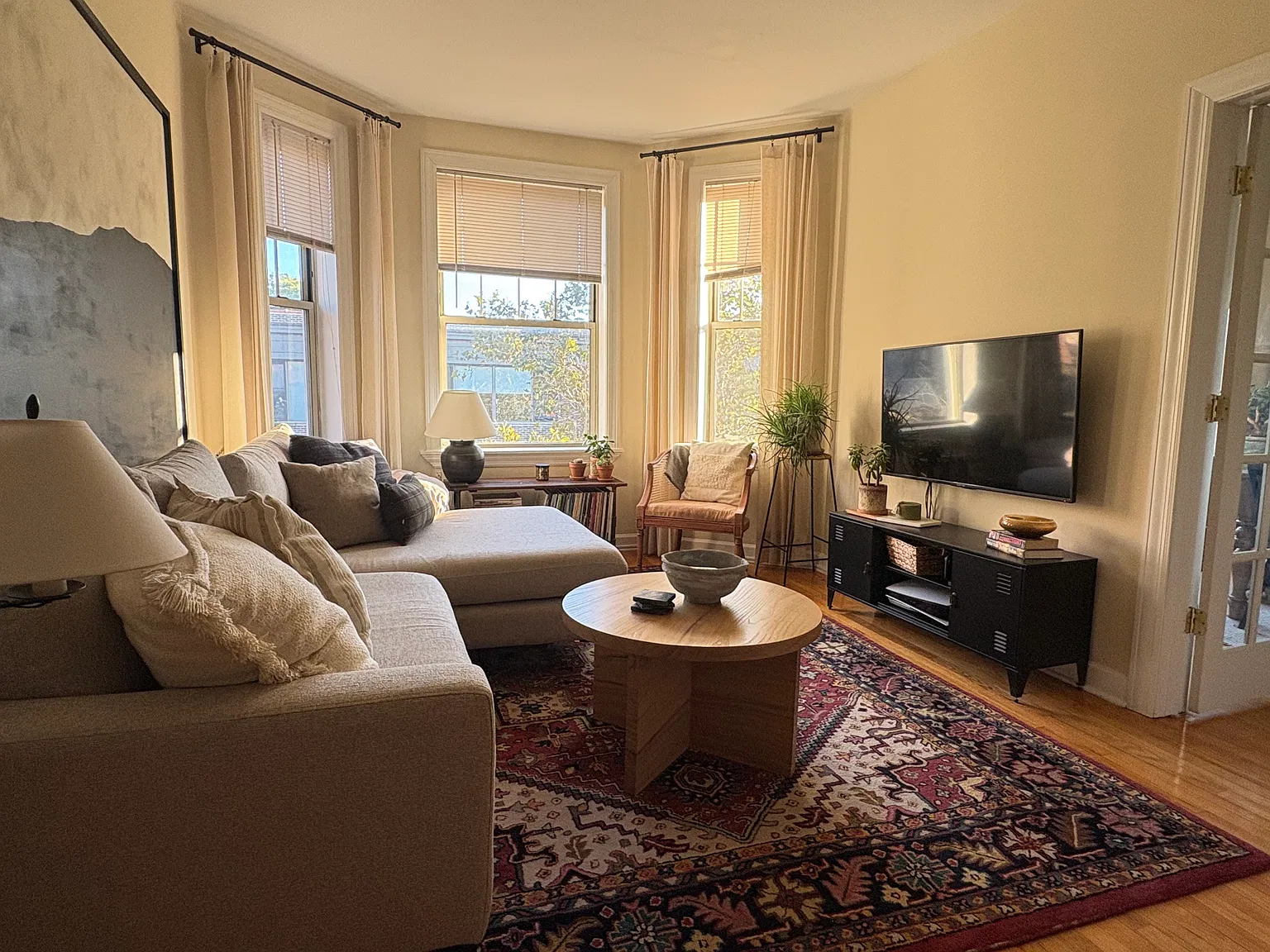 3 bed, 950 sqft, $3,220 — Photo 1