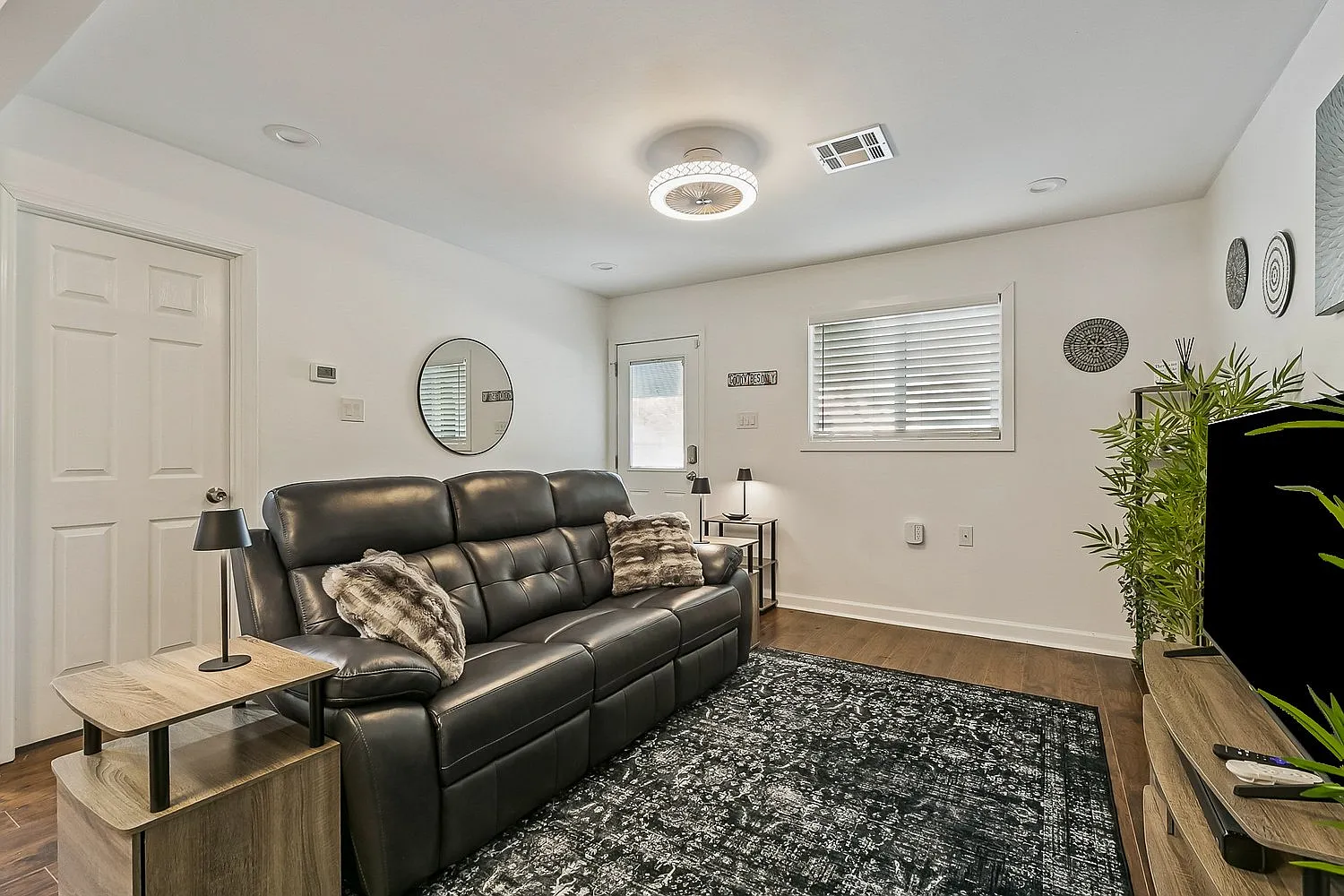 Fully Furnished - All-Inclusive Residential Oasis: 1 Bed 1 Bath + Office — Photo 3