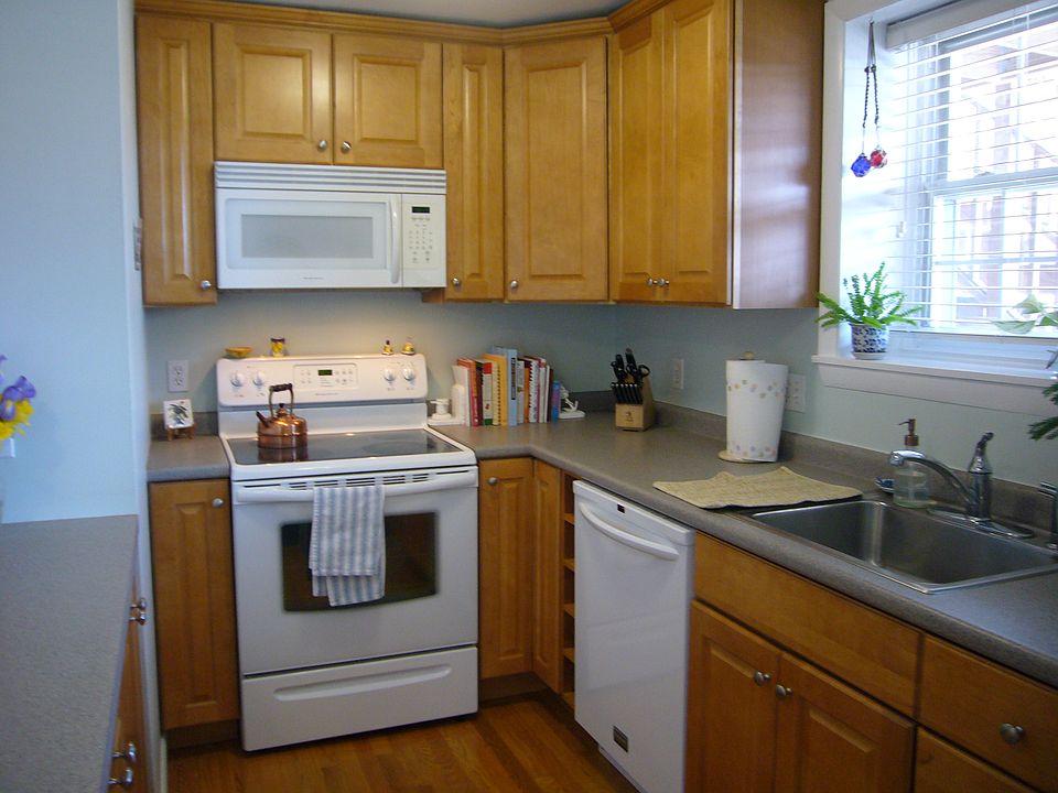 Kitchen w/ wood floors