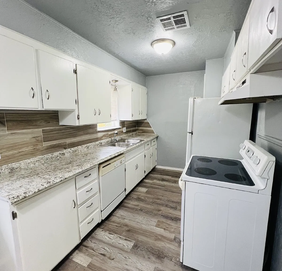 3 bed, 1.0 bath, $875 — Photo 3