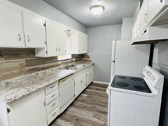 3rd image of 408 NW Greenmeadow Dr