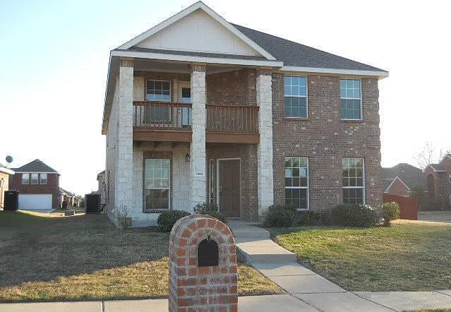 1100 Camelot Dr — Photo 1