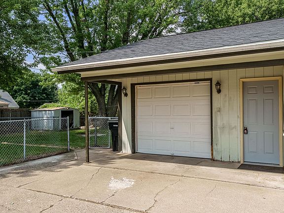 4th image of 1538 Vernon Ave