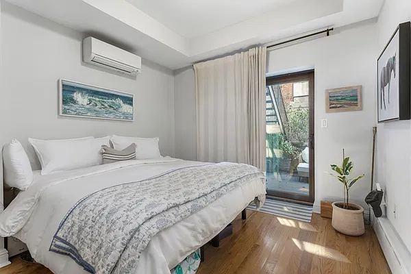 Bedroom, photo 1