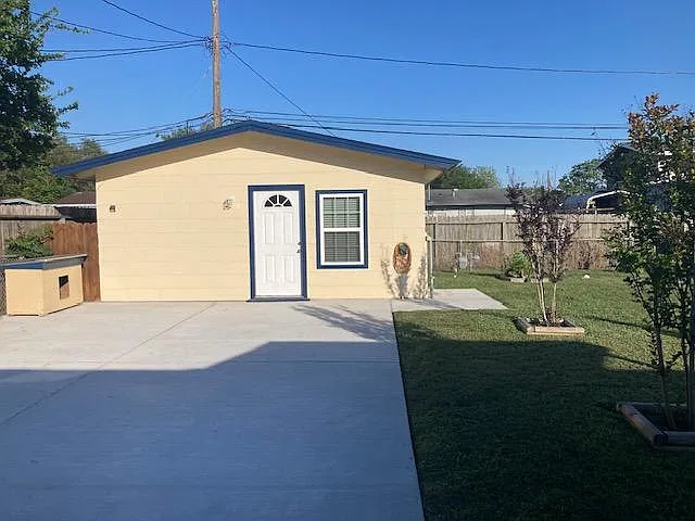 Studio, 400 sqft, $800 — Photo 1