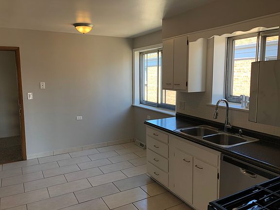 3rd image of 6816 N Hamlin Ave #2