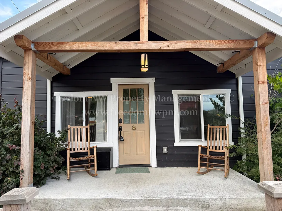 320 E Main St