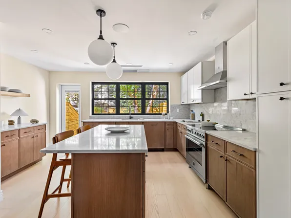 493 Hancock Street image 9 of 25