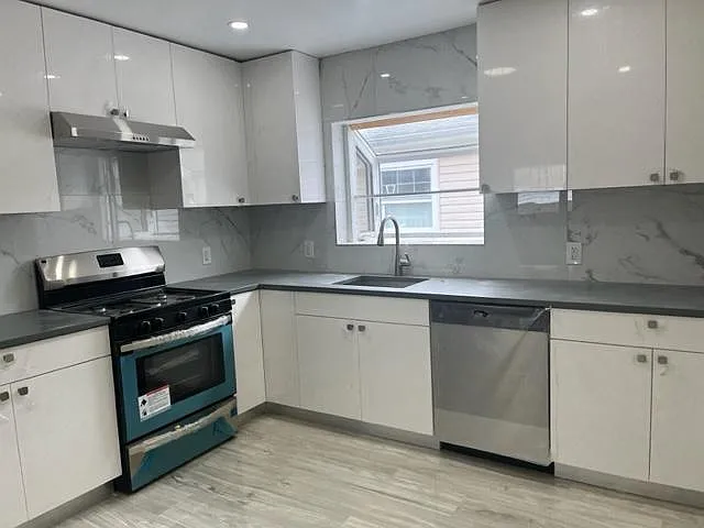 576 Britton Ave — Photo 7
