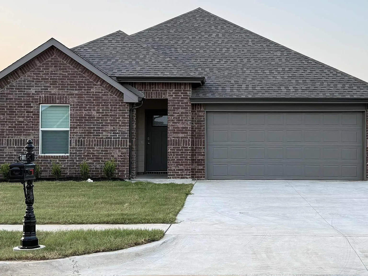 5 bed, 2041 sqft, $2,200 — Photo 1