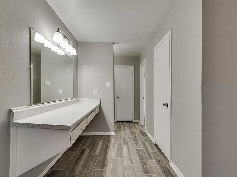 London Square Apartments — Photo 15