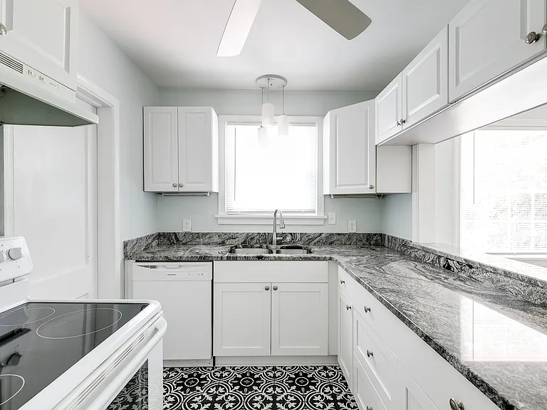 1000 Pepper Ave — Photo 16