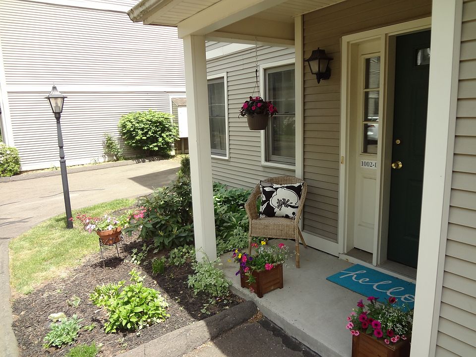 Welcome home! Professionally landscaped garden with perenni