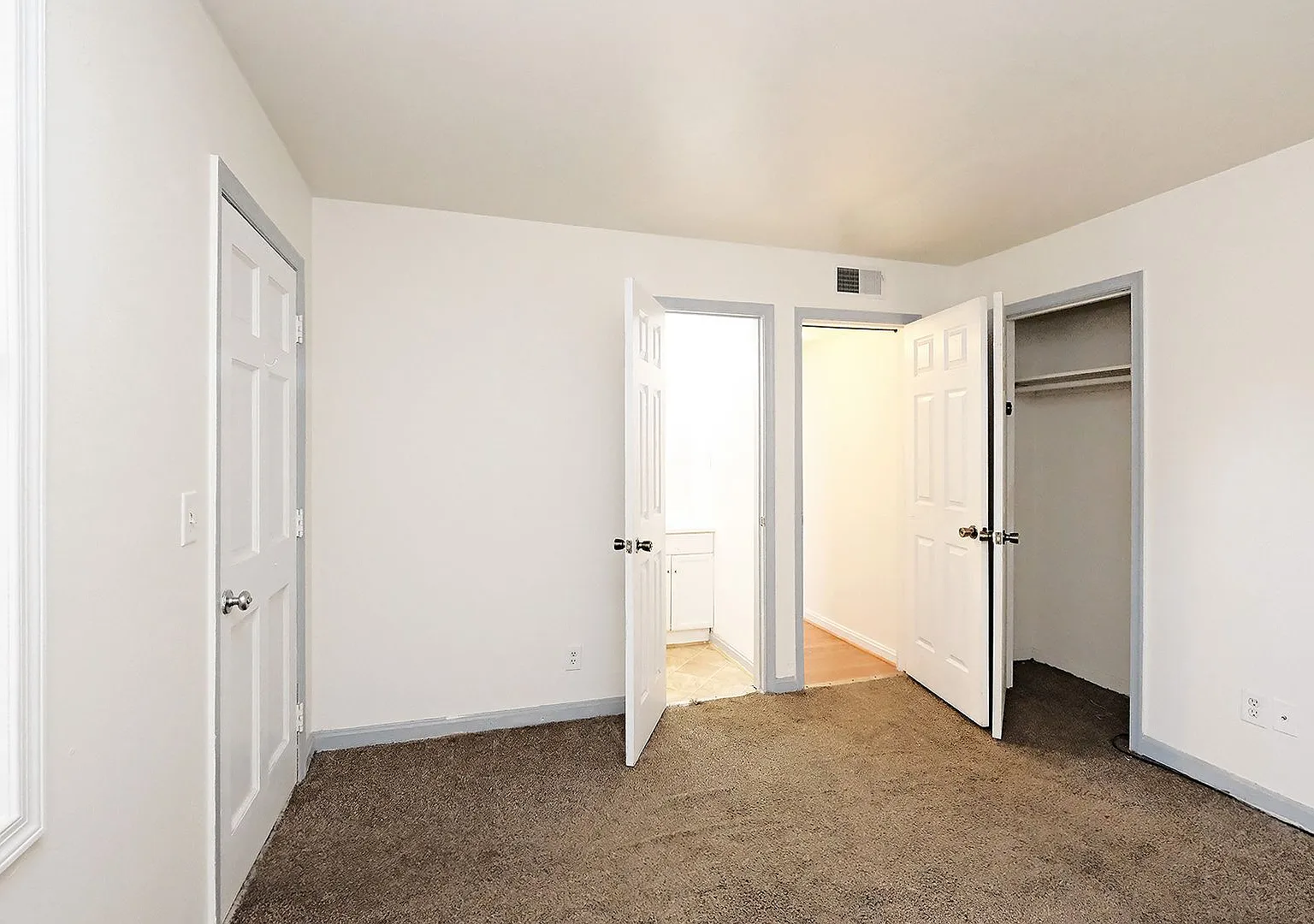 Pet-Friendly 2BR Apartment in Convenient Louisa Location — Photo 4