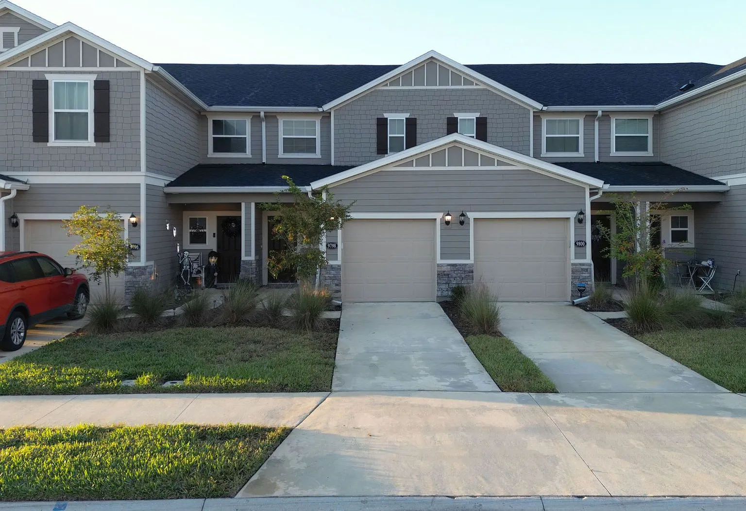 Stunning 2/2.5 Townhouse near Oakleaf! — Photo 1